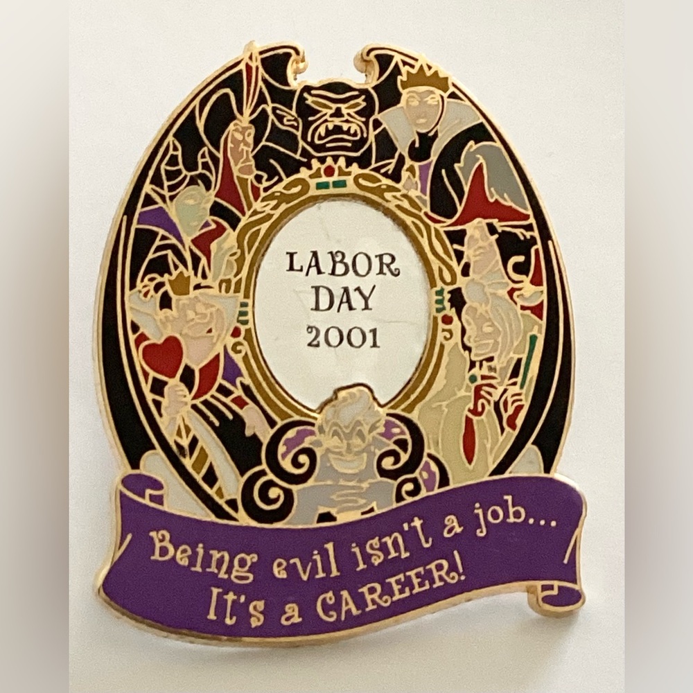 SIGNED BY THE ARTIST Disney Villains LE3500 Evil Career Pin
